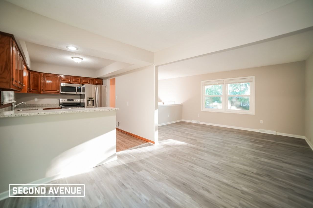 1918 Ne 4th St - Photo 3 of 15