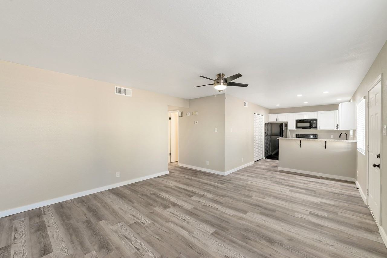 **1st Full Month's Rent free, tour & Apply within 48 Hours Newly Renovated 2 Bed/ 2 Bath In - Photo 7 of 22