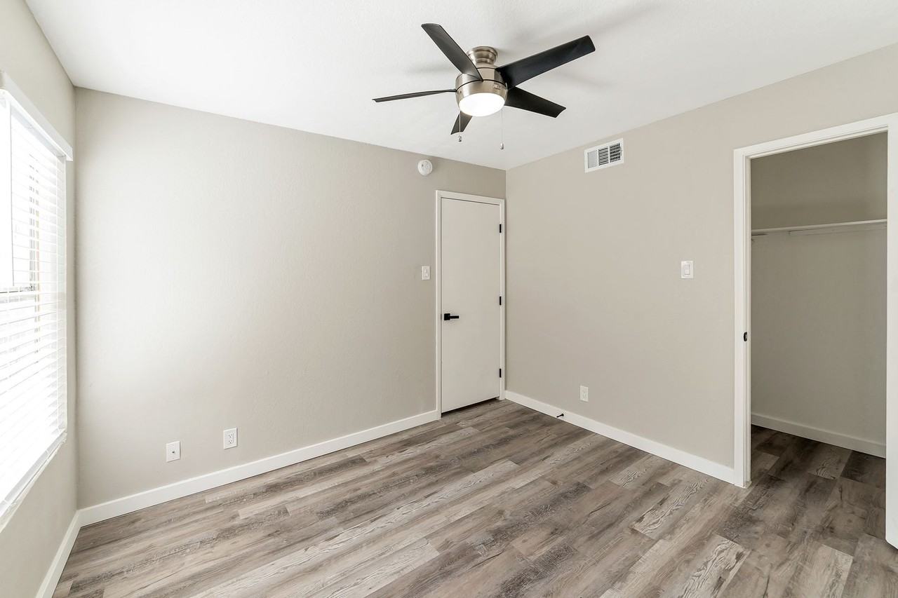 **1st Full Month's Rent free, tour & Apply within 48 Hours Newly Renovated 2 Bed/ 2 Bath In - Photo 2 of 22