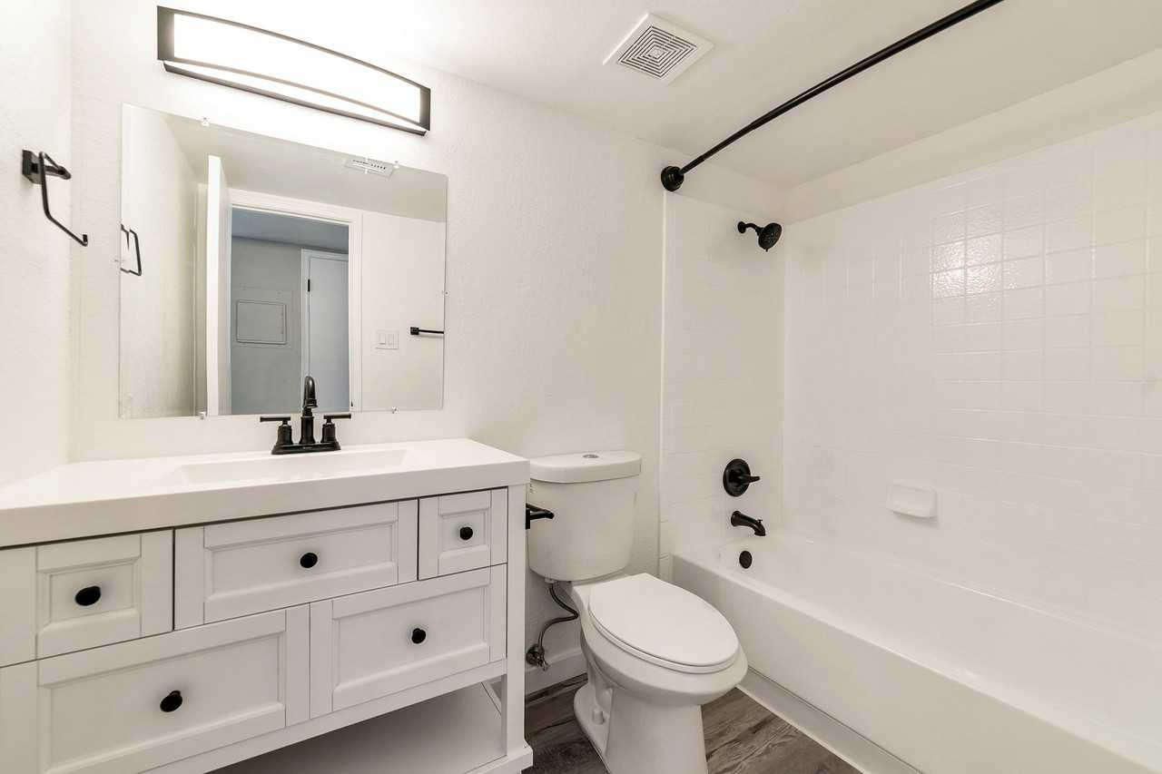 **1st Full Month's Rent free, tour & Apply within 48 Hours Newly Renovated 2 Bed/ 2 Bath In - Photo 3 of 22