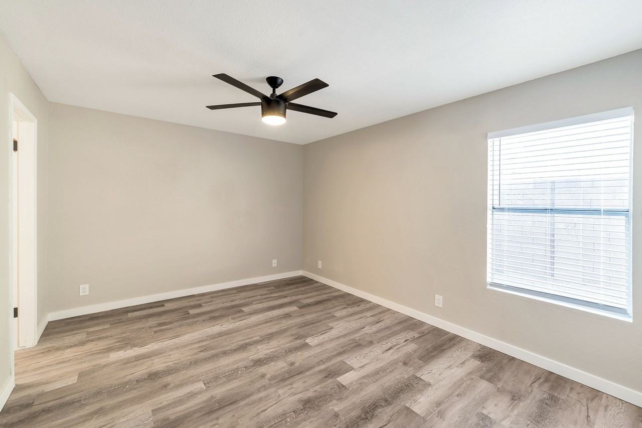 **1st Full Month's Rent free, tour & Apply within 48 Hours Newly Renovated 2 Bed/ 2 Bath In - Photo 5 of 22