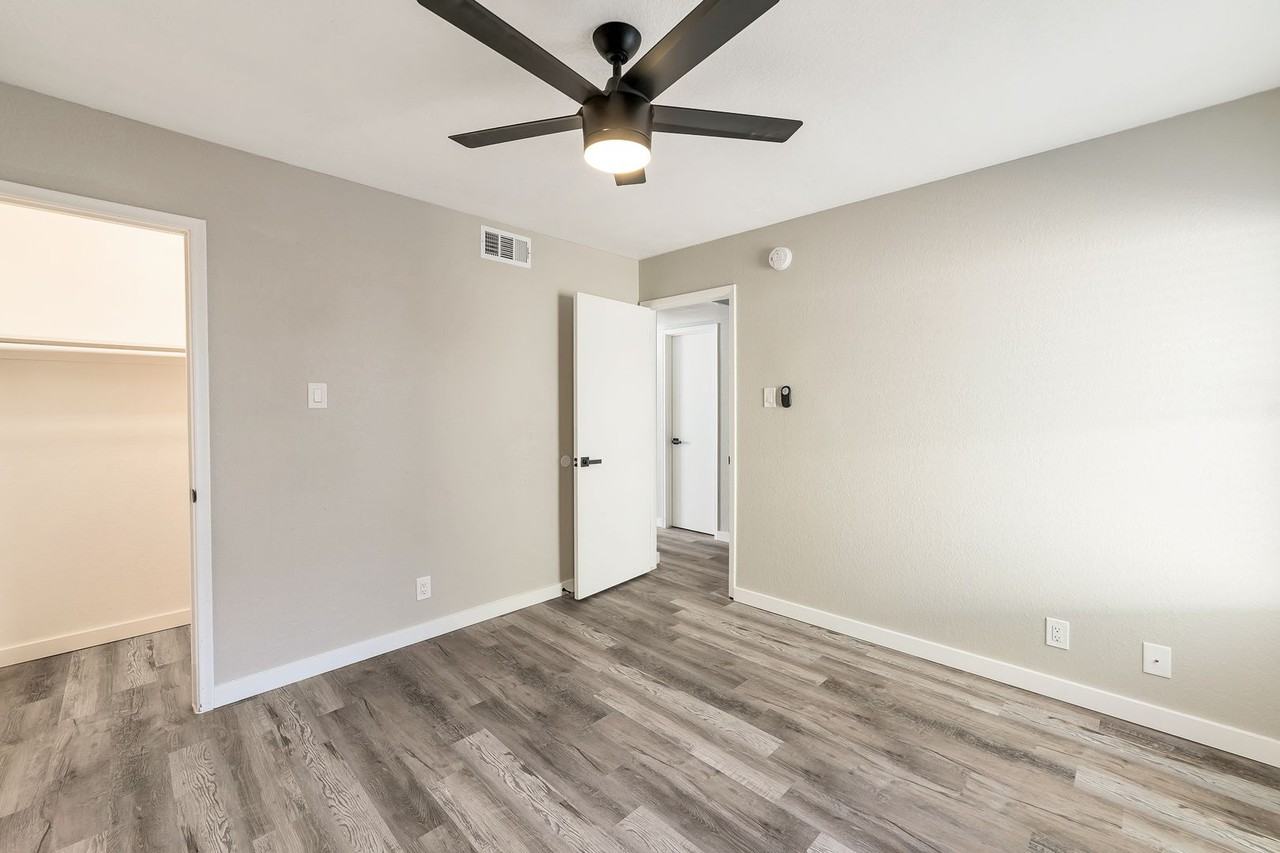 **1st Full Month's Rent free, tour & Apply within 48 Hours Newly Renovated 2 Bed/ 2 Bath In - Photo 6 of 22