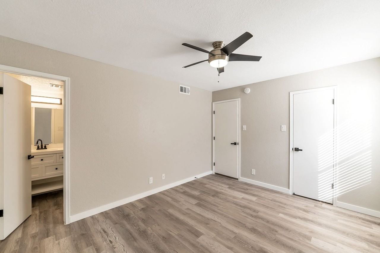 **1st Full Month's Rent free, tour & Apply within 48 Hours Newly Renovated 2 Bed/ 2 Bath In - Photo 7 of 22