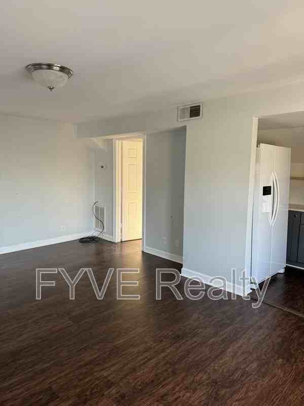 424 E Scott Ave - Photo 3 of 18