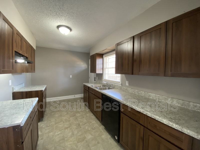 3162 Clarendon Rd - Photo 3 of 8