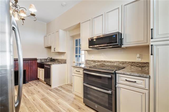 240 Franklin St #2 - Photo 7 of 32