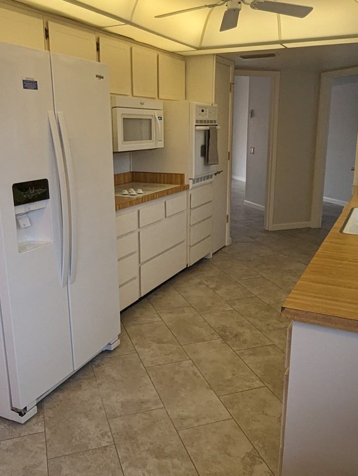 10201 W Hutton Dr - Photo 2 of 10