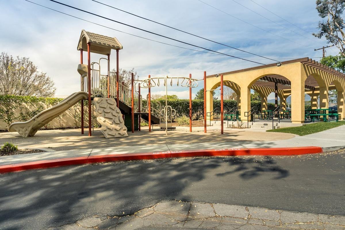 1900 S Campus Ave - Photo 4 of 32