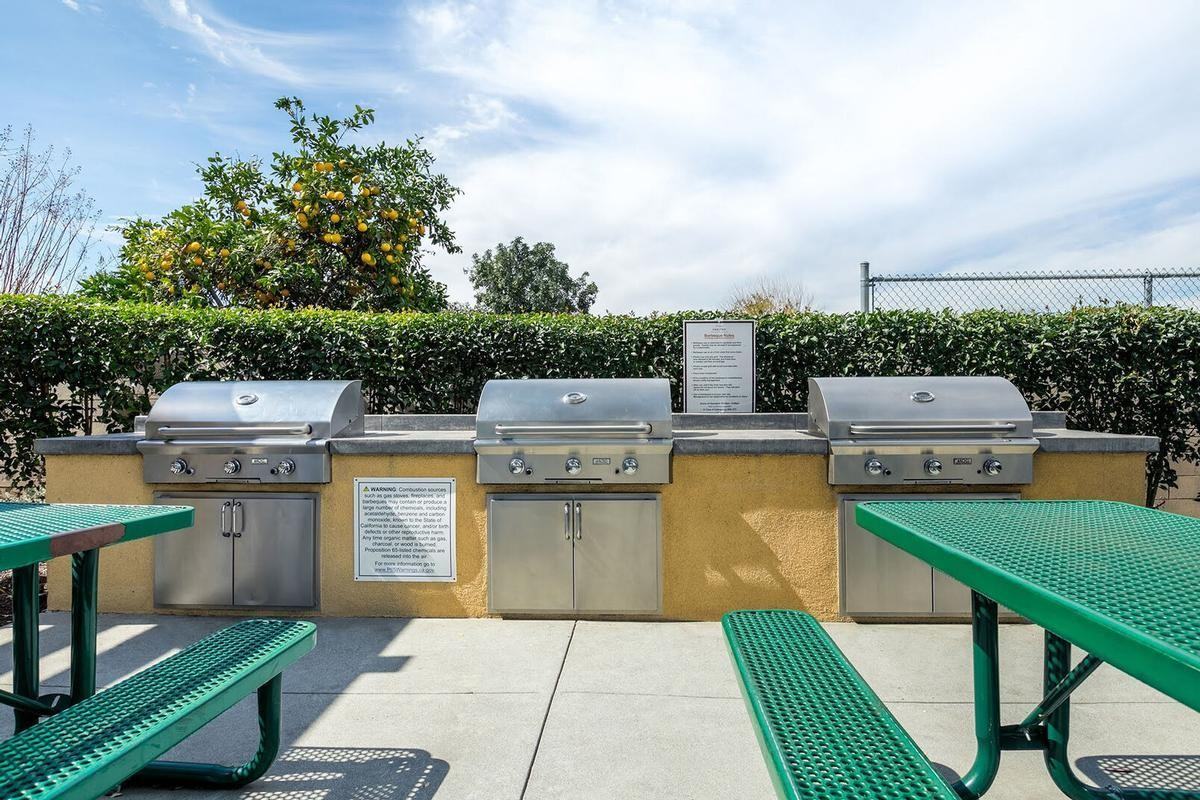 1900 S Campus Ave - Photo 6 of 32