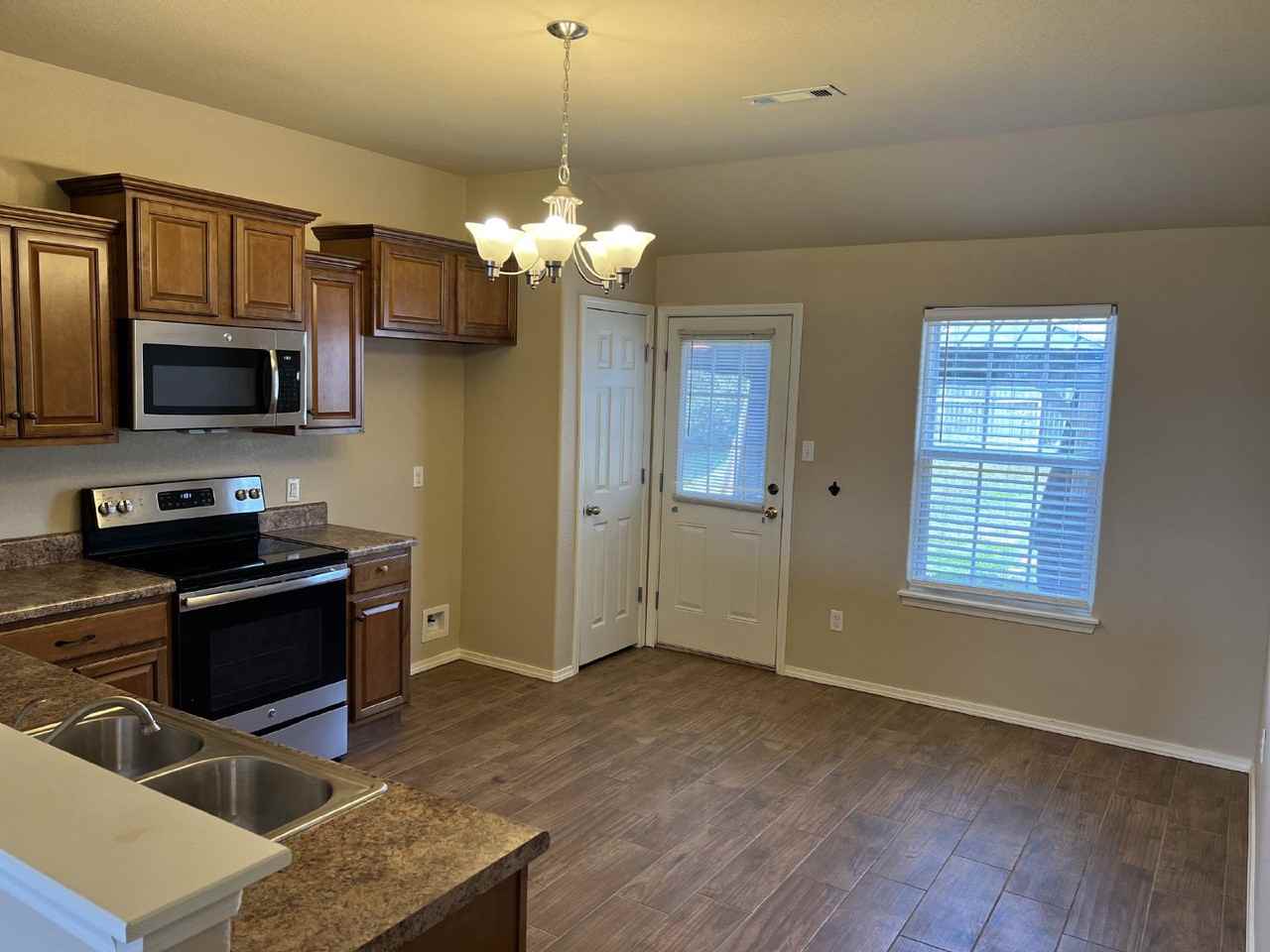 301 Regency Dr - Photo 5 of 17