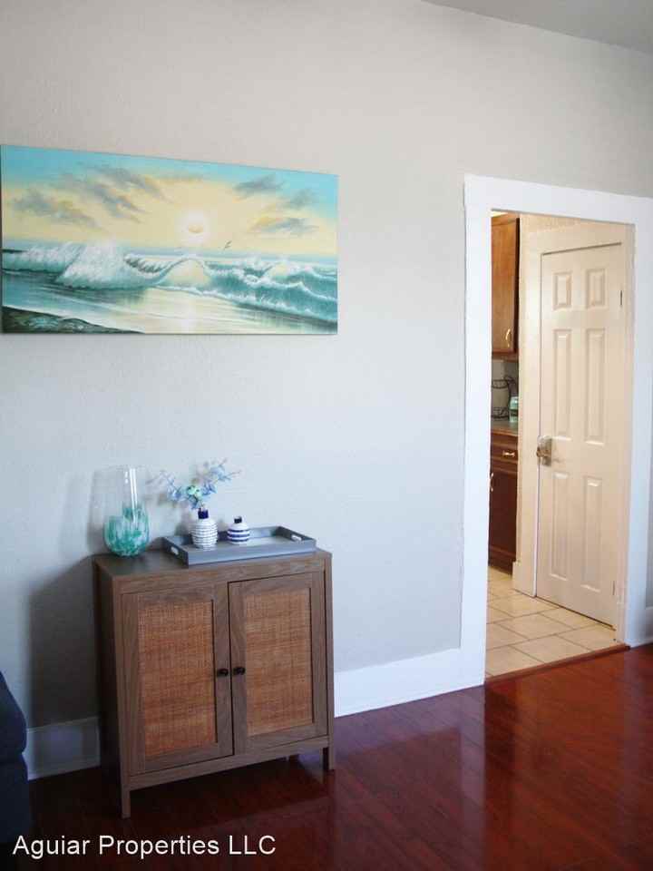 Charming triplex walking distance to the beach - Photo 3 of 8