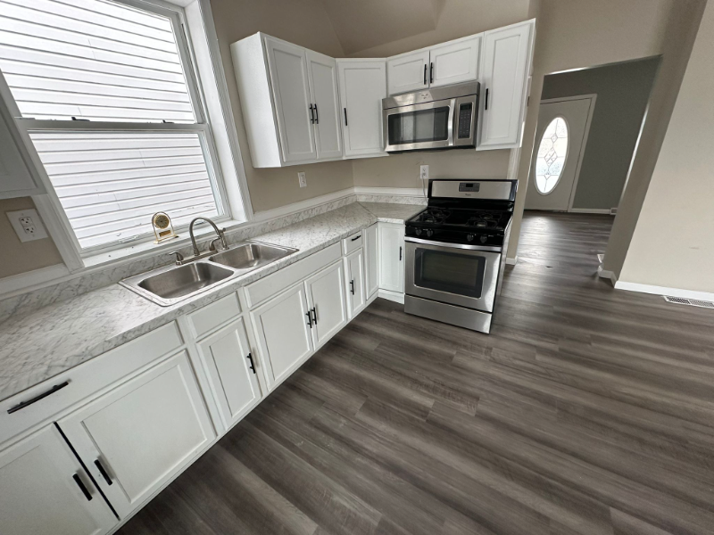 1114 Irwin St - Photo 2 of 13