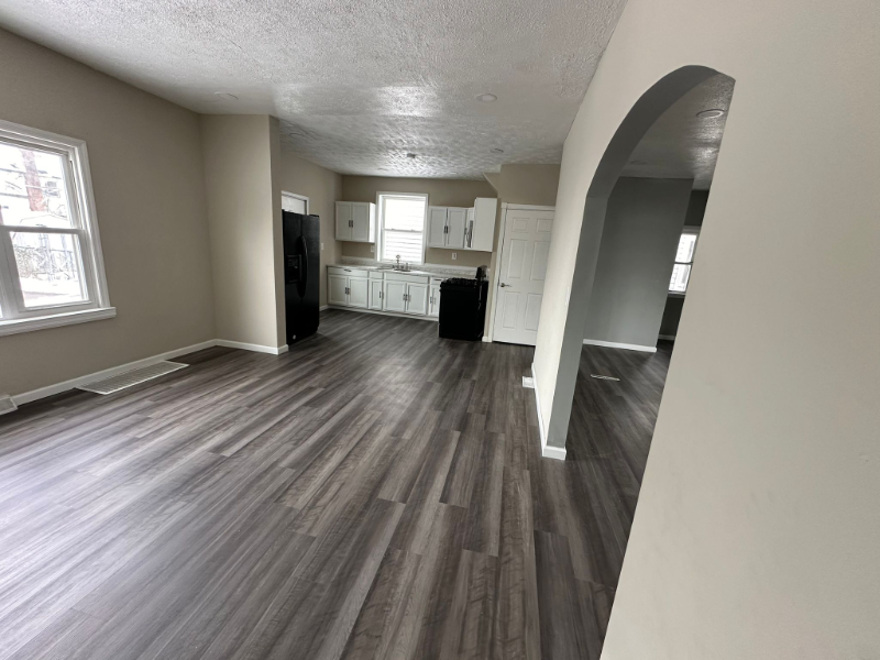 1114 Irwin St - Photo 3 of 13
