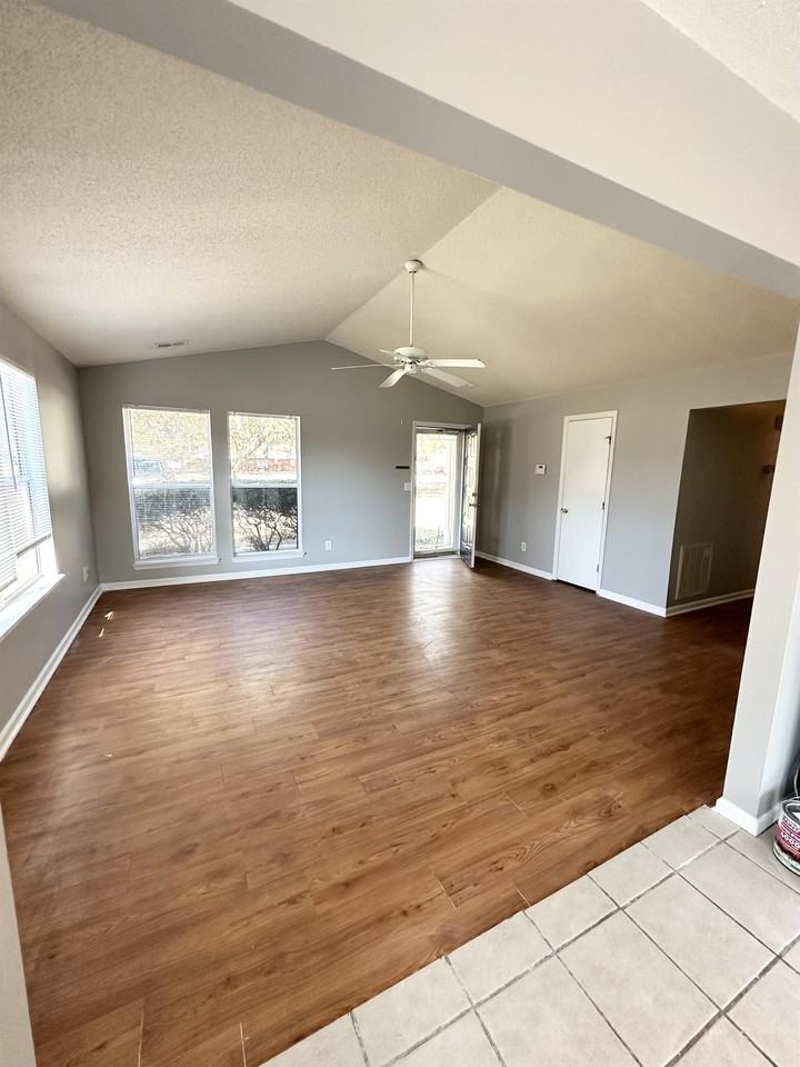 24 Irongate Dr #1 - Photo 3 of 33