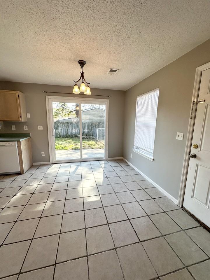 24 Irongate Dr #1 - Photo 4 of 33