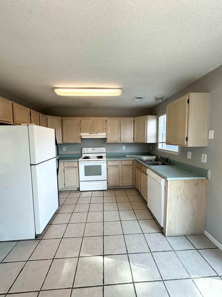 24 Irongate Dr #1 - Photo 5 of 33