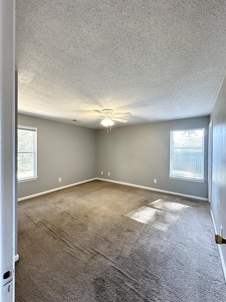 24 Irongate Dr #1 - Photo 7 of 33