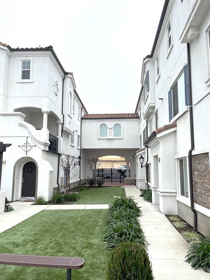 527 Erie St #527 - Photo 2 of 10