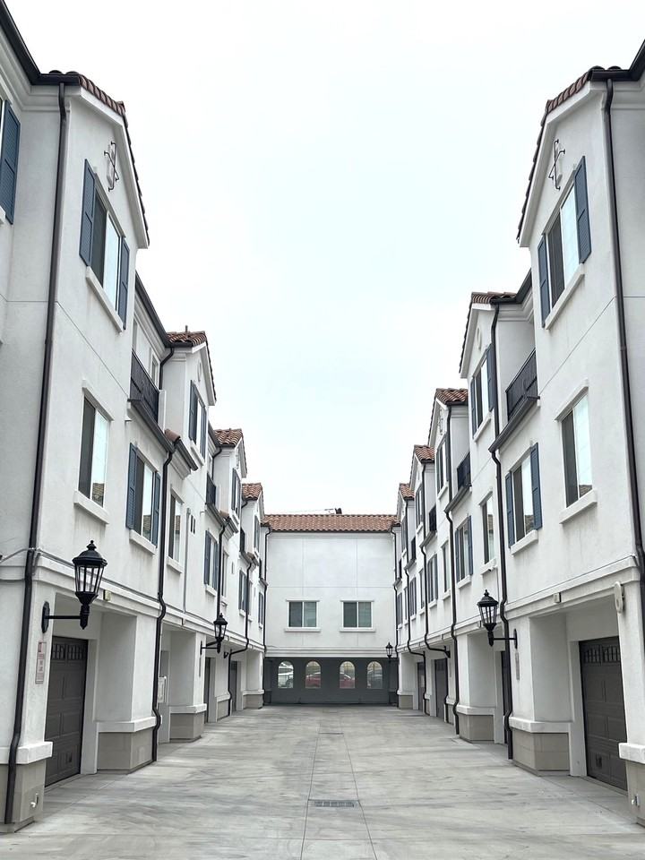 527 Erie St #527 - Photo 4 of 10