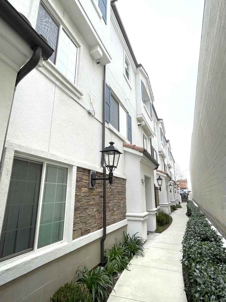 527 Erie St #527 - Photo 5 of 10