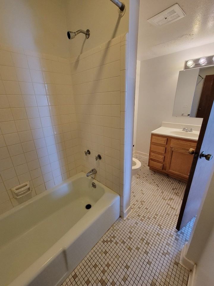 1325 Southwestern Dr #1325-02 - Photo 5 of 8