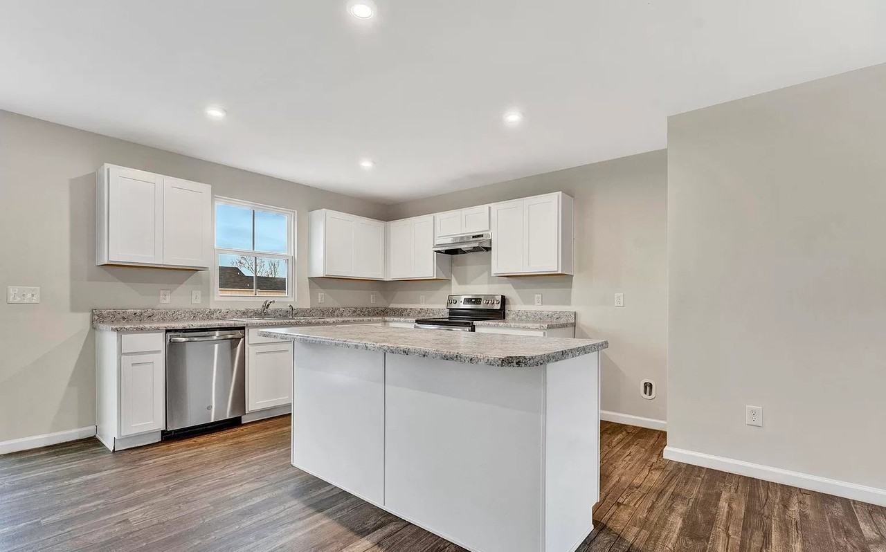 8 Torrington Dr #1 - Photo 7 of 22