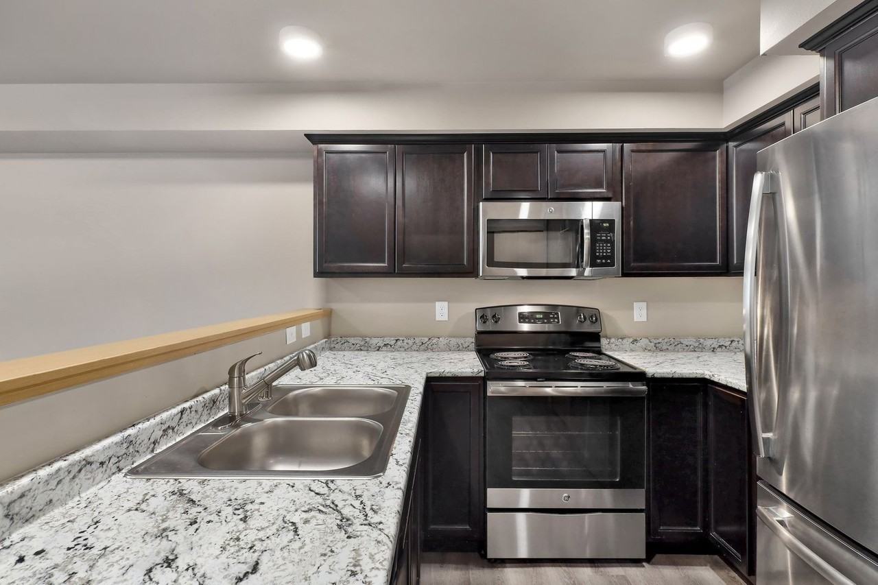 Tremezzo Apartments - Photo 6 of 50