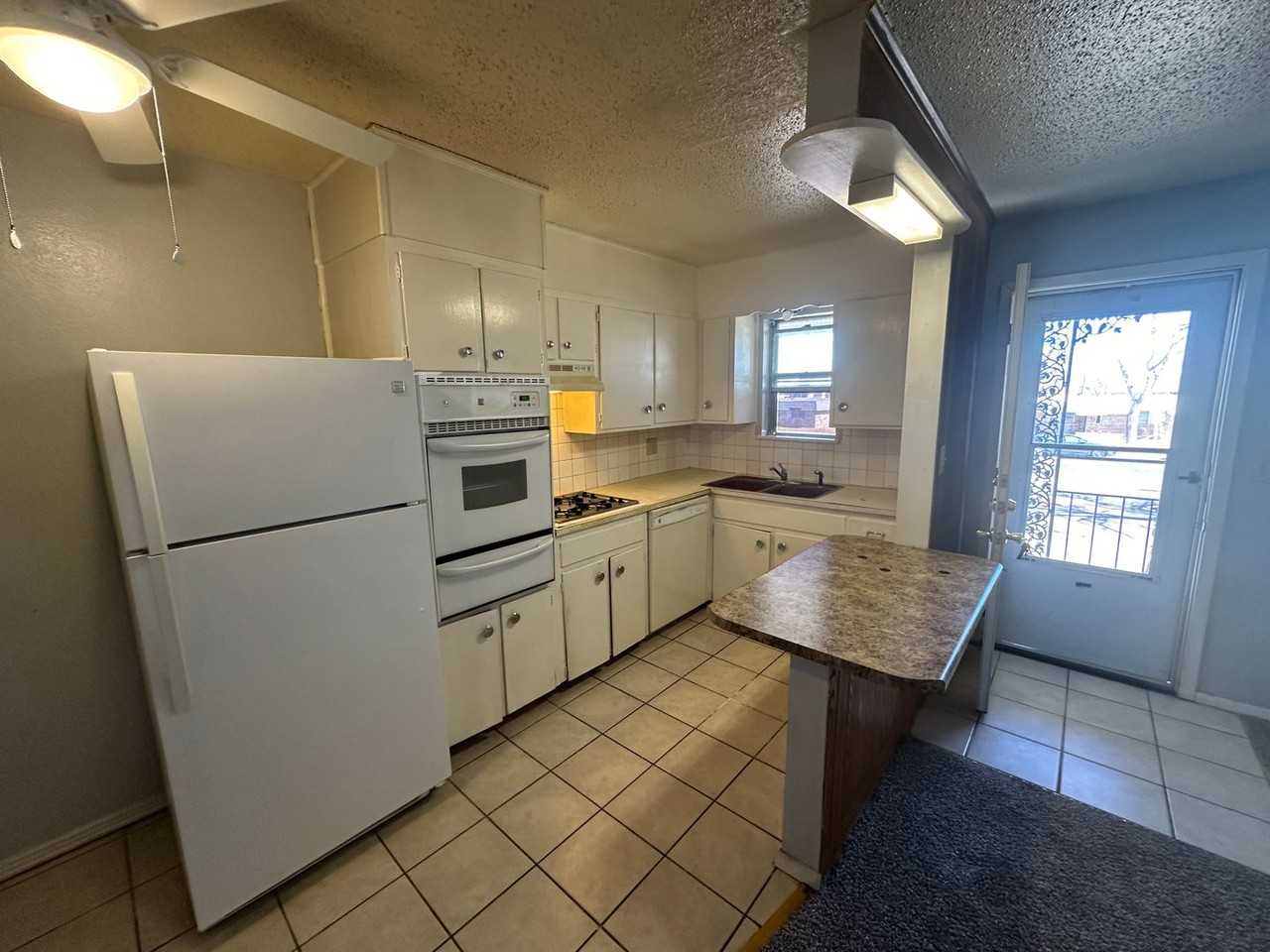 DeVille - Photo 3 of 10