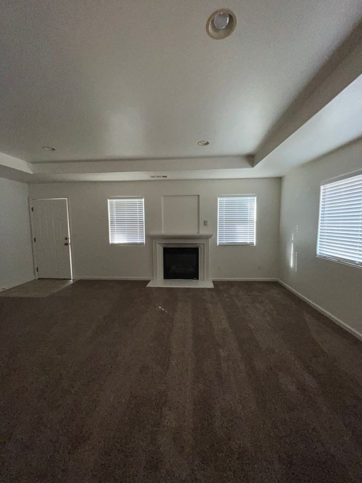2696 - Photo 2 of 27