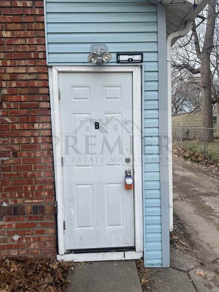 1124 S Ash Ave #B - Photo 2 of 14