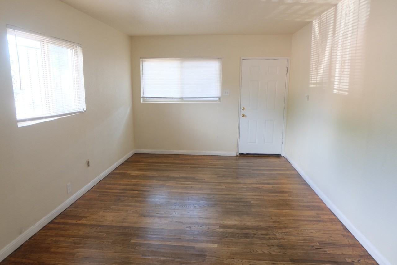 Spacious One Bedroom with Bonus Mud Room - Photo 4 of 6