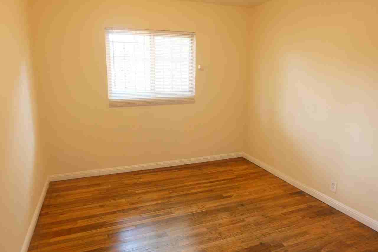 Spacious One Bedroom with Bonus Mud Room - Photo 3 of 6