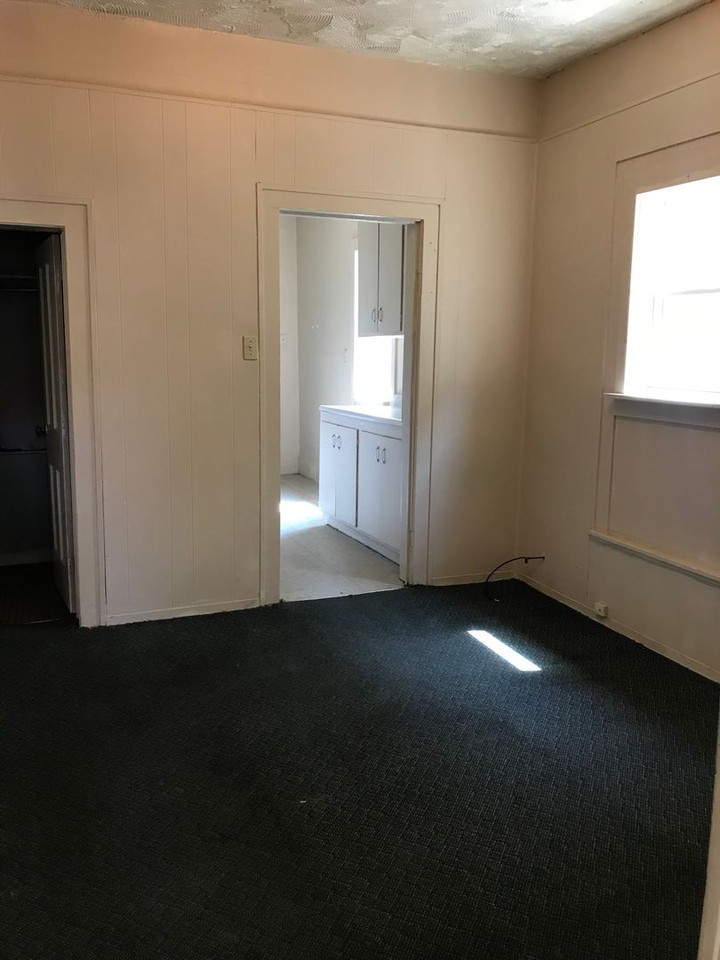 209 S 28th St - Photo 3 of 5