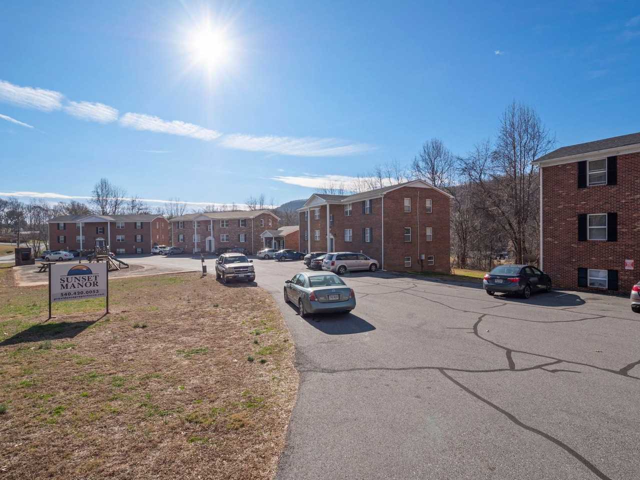 Sunset Manor Apartments - Photo 5 of 36