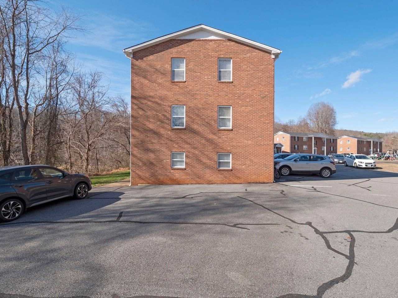 Sunset Manor Apartments - Photo 7 of 36