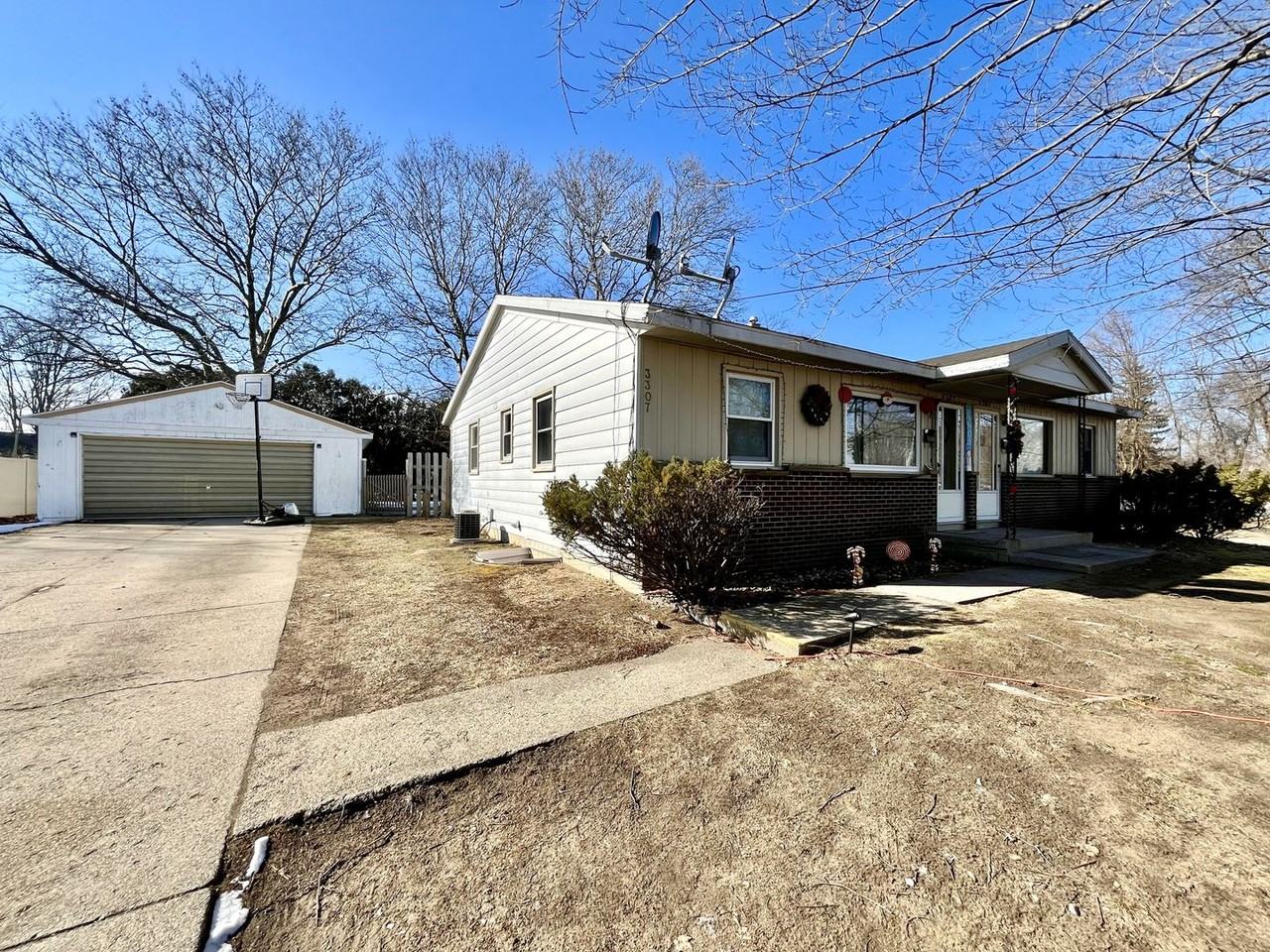 Burlingame 3305-3307 - Photo 2 of 15