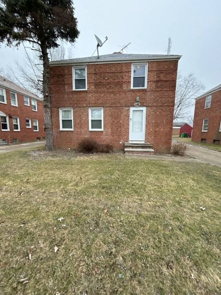 519 E 222 ST - Photo 2 of 11