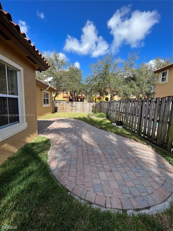 2623 Sw 154th Ct - Photo 3 of 12