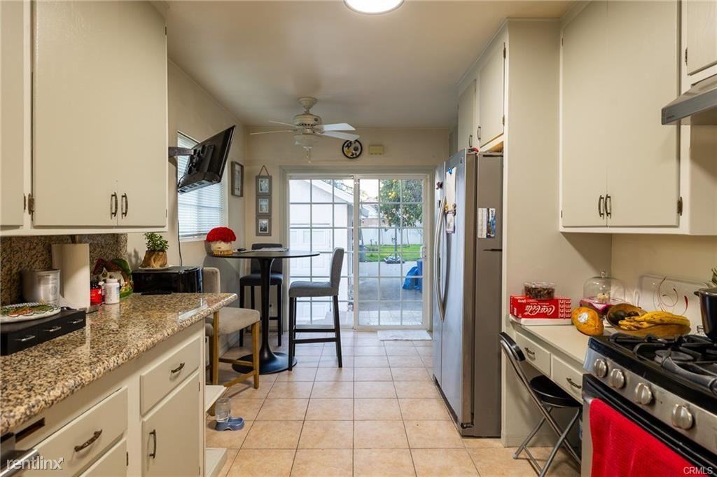 1313 Linden Ave - Photo 3 of 12