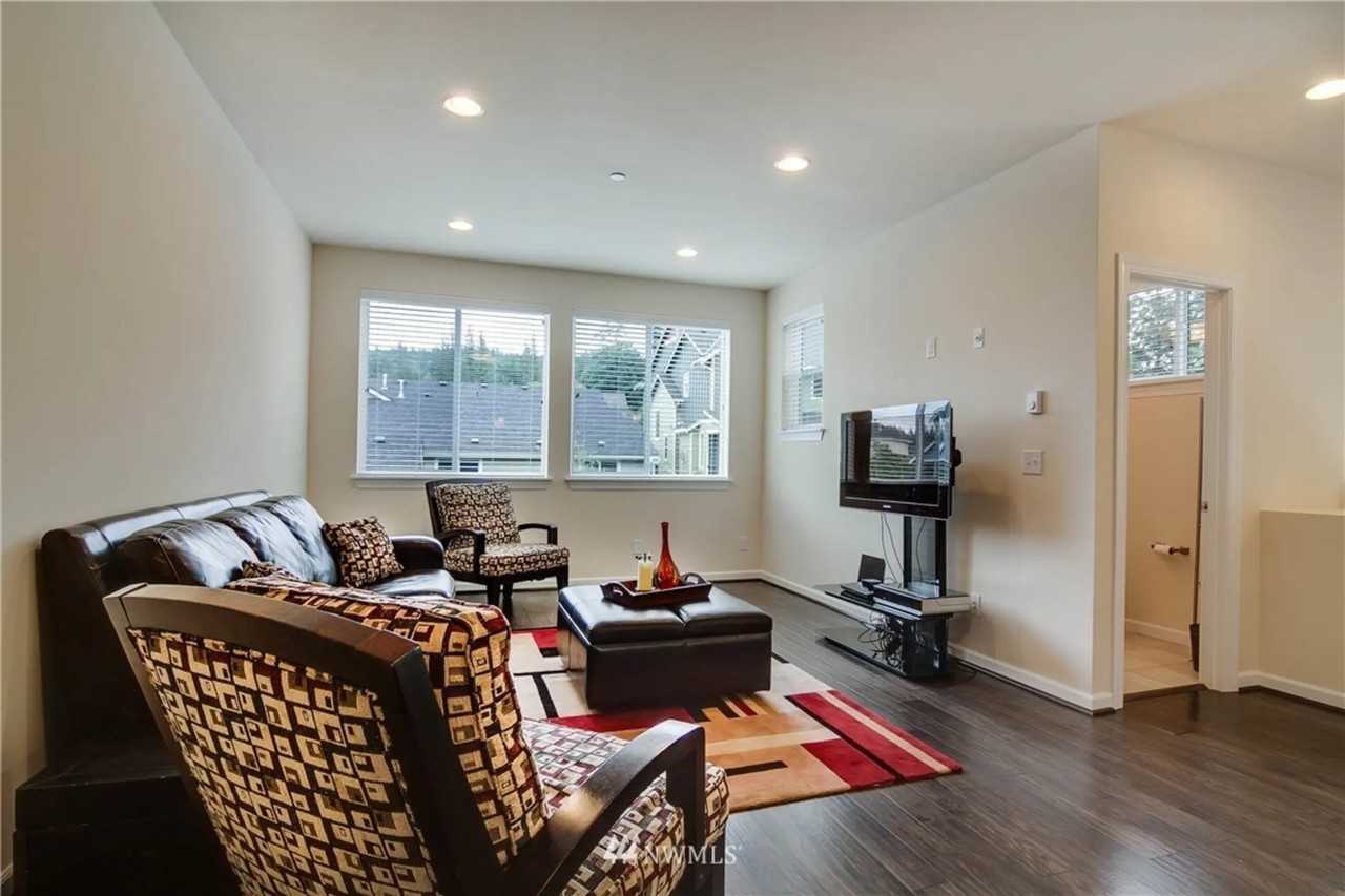 2447 Ne Logan St - Photo 3 of 25