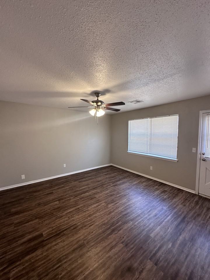 708 N Peniel St - Photo 2 of 10