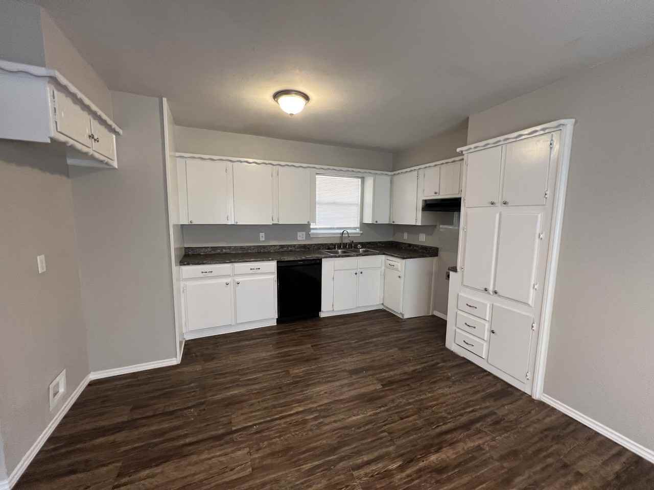 4325 Nw 55th St - Photo 3 of 10