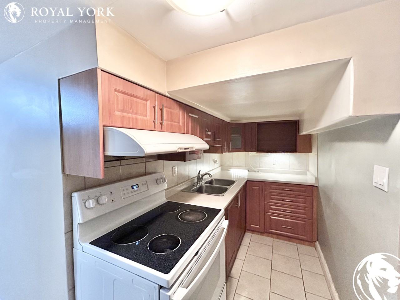 12 Versailles Cres #2 - Photo 2 of 29