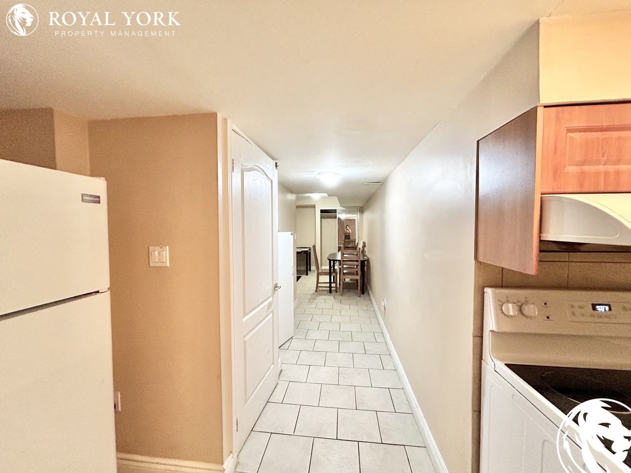 12 Versailles Cres #2 - Photo 3 of 29