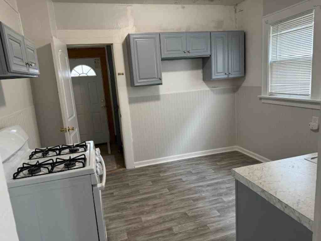 551 E 26th St - Photo 2 of 6