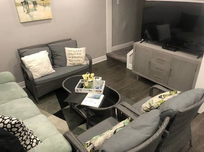 837 Fraser St - Photo 3 of 10