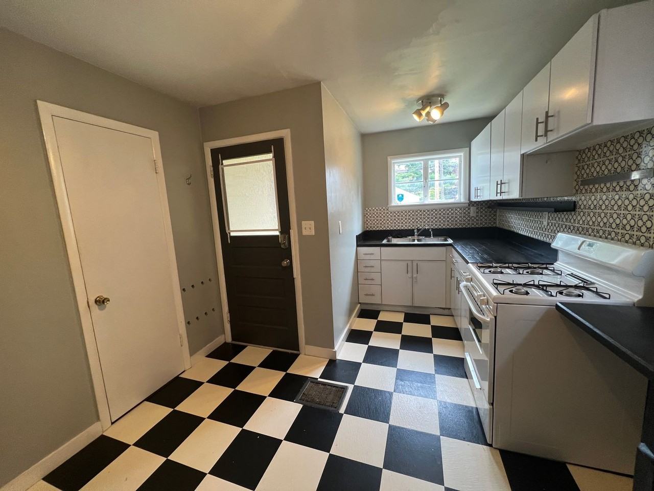 79 W. 5th Ave.    SL - Photo 3 of 21