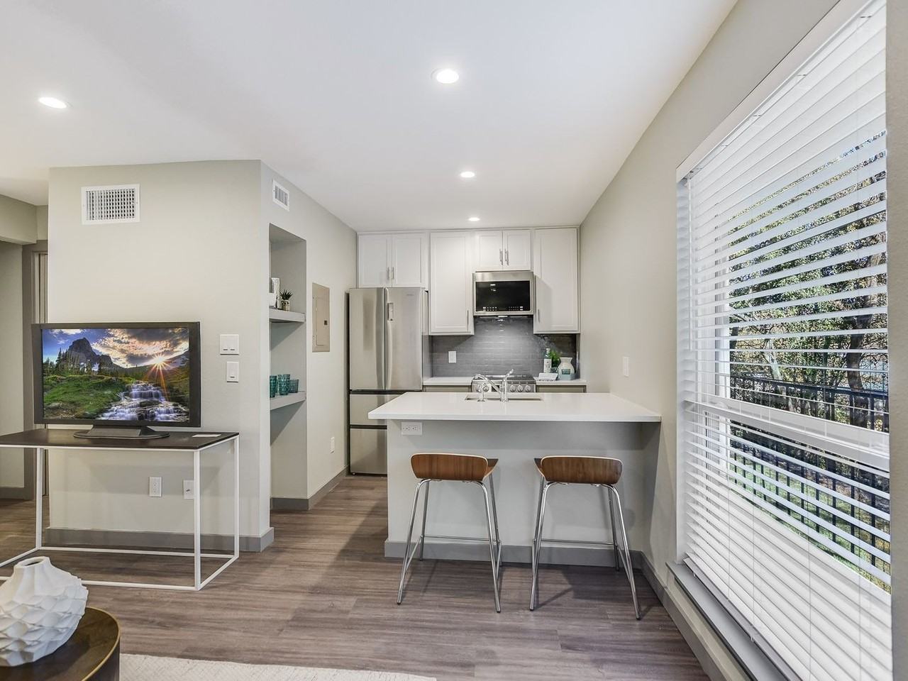 Studio Flat - Photo 2 of 13