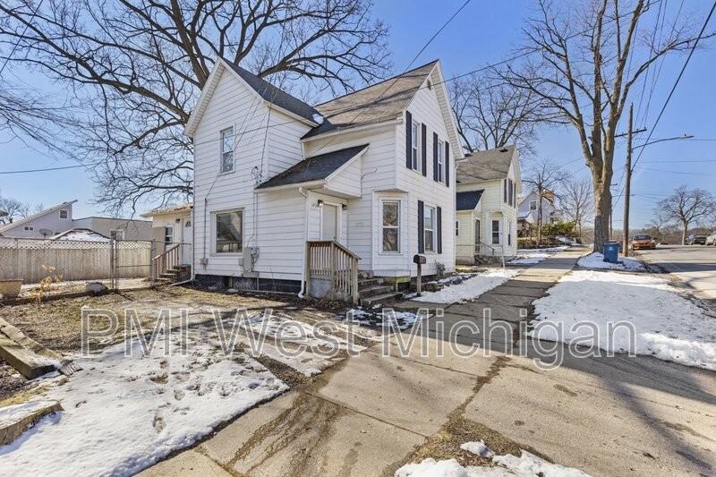 1038 3rd St Nw - Photo 3 of 20