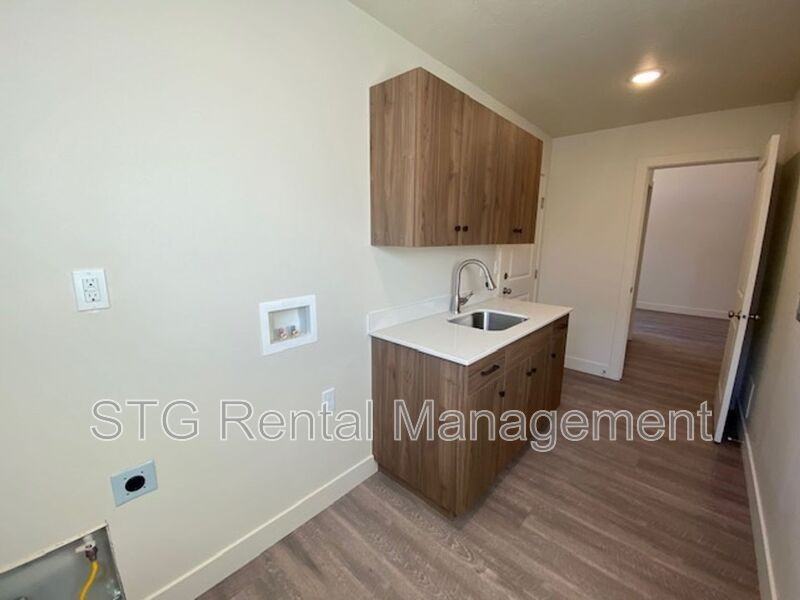939 Sw - Photo 6 of 36